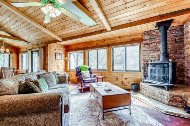 Beautiful, Dog-Friendly Waterfront Cabin
