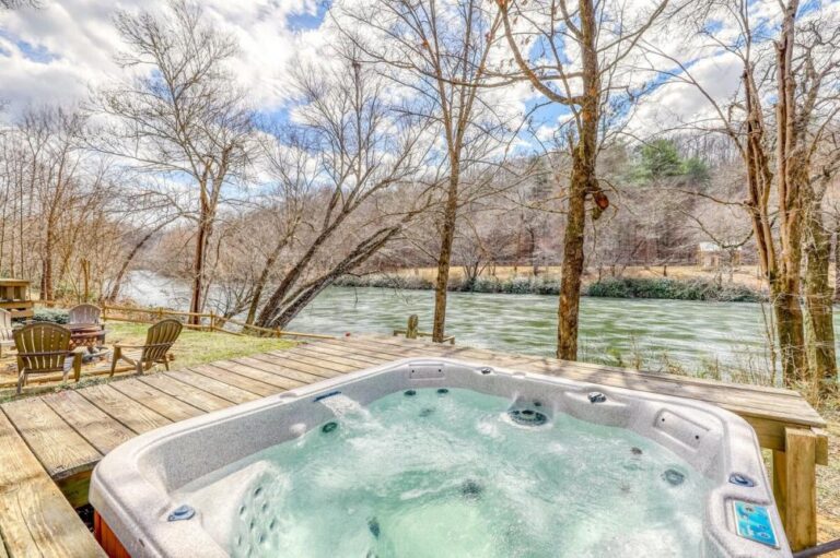 Beautiful, DogFriendly Waterfront Cabin