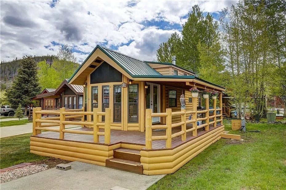 Homey Hideaway Chalet Cabin with Mountain Views