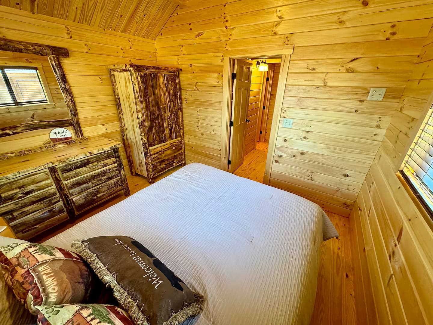 Cozy Log Cabin Near Lake Bob Sandlin with a Spacious Interior