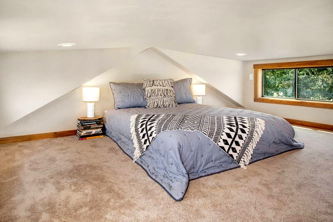 Starview at Jeffrey Springs Tiny House with a Cozy Interior