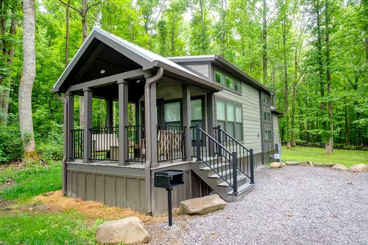 Maple Cabin: A Dream Creekside Retreat with a Private Fishing Pond